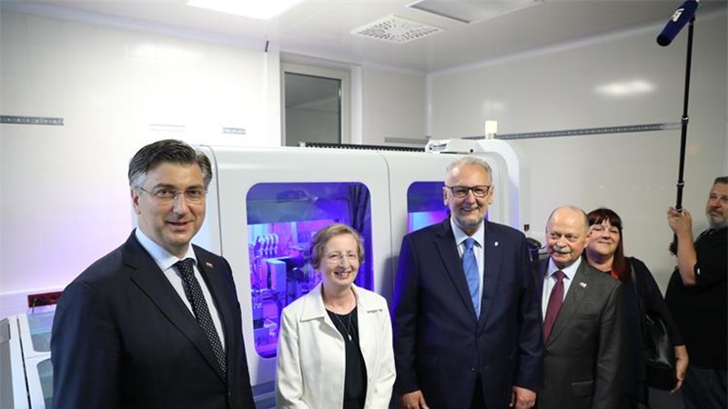 Predsjednik Vlade posjetio Kliniku "Dr. Fran Mihaljević", dobili vrijedan aparat za detekciju koronavirusa